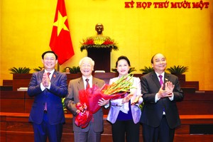 國會主席王廷惠與黨政領導祝賀阮富仲同志。