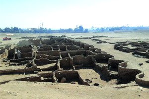 據新華社報導，埃及考古學家扎希‧哈瓦斯8日發表聲明說，在埃及南部城市盧克索發現了距今3000多年的古埃及重要都城遺址