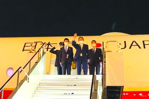 日本首相菅義偉（右二）乘專機飛抵美國首都華盛頓。