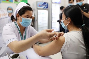 市熱帶病醫院醫護人員按第一期擴大接種計劃接種新冠疫苗。