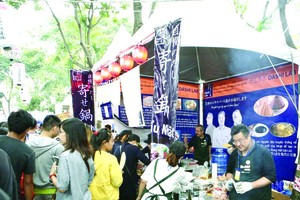 越日盛會於本月17至18日在第一郡“九‧二三”公園舉辦，設有100多個展位，共有75個參展單位，分為兩個區域：商貿、美食展位區與舞台區◆