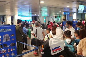 昨(17)日凌晨4時30分在新山一機場，數百名乘客擁擠、寸步難行排長龍到安檢區域。