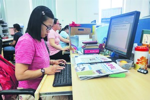 華文《西貢解放日報》編譯員正在工作。 