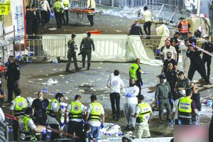 踩踏事件發生後，工作人員在現場維護秩序。