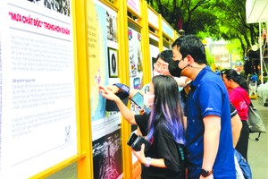 落葉劑訴訟案圖片資料展吸引許多 青年參觀。