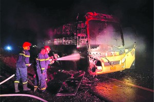 由於及早發現客車失火，司機和數十名乘客及時脫離客車，但該車及乘客的許多財產已被燒毀◆