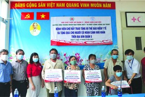 　　本市、第五郡多個部門領導及大水鑊醫 院代表向貧困戶贈送醫保卡。