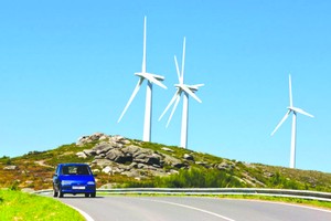 西班牙西北部加利西亞自治區公路邊矗立的風車。