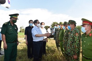 政府總理范明政檢查西南邊境安江省永仁邊防哨所區域的新冠肺炎疫情防控工作。