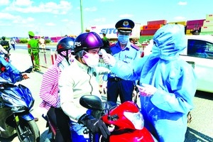 本市在各主幹道設立檢疫站加強檢查。