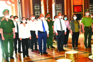 國家主席阮春福率領的國家主席團前往古芝縣濱藥烈士紀念館上香緬懷。