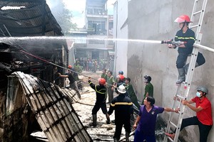 昨(21)日上午10時40分左右，安江省東川市美隆坊平隆6村陳日燏街發生一場火警，致三間住房被燒毀。