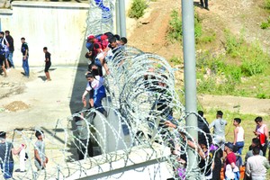 逾 8000 非洲非法移民闖入西班牙“飛地”