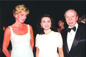 戴安娜王妃（左一）。