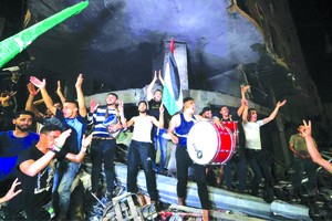 21日凌晨，加沙地區，巴勒斯坦民眾在街頭慶祝。