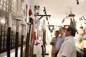 黃志民師傅（右一）向來賓介紹“傳承閣”文物。