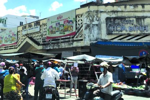 和平街市防疫力量協助 民眾填寫醫療申報。