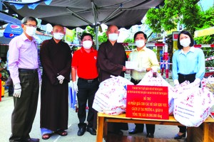 釋慧功法師贈送現金及物資。