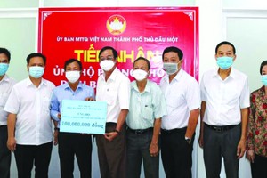 土龍木天后宮理事樂捐善款予土龍木市祖國陣線委員會。