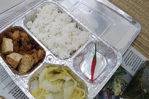 芹耶縣治療新冠肺炎醫院使用銀卡紙製成的飯盤 既能保溫飯菜又環保。