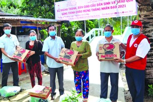 在新橋上，地方領導把由頭頓市崇正天后宮準備的禮物送給貧困者。