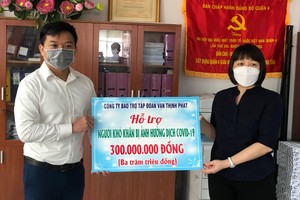 萬盛發集團輔助股份公司副總經理麒麟(右一) 向第四郡祖國陣線委員會主席阮氏秋遞交善款。