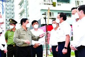 政府總理范明政與市委書記阮文年視察本市隔離區。