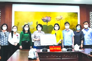 市越南祖國陣線委員會主席蘇氏碧珠向富潤郡贈送一億元抗疫資金。