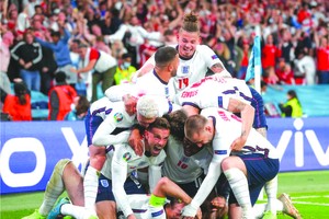 英格蘭球隊慶祝進球。