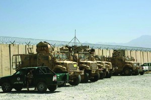 美軍遺棄的軍用車輛停放在阿富汗帕爾萬省巴格拉姆空軍基地內。
