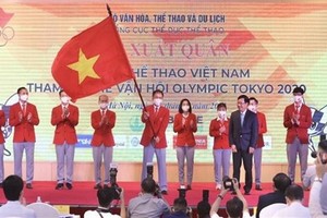 政府副總理范平明將國旗交給越南奧運代表團