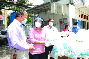 　　蘇氏碧珠主席(左二)看望及贈送禮物 給隔離區民眾。