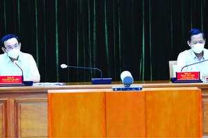 市委書記阮文年與市委常務副書記潘文邁出席會議。