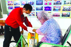 向 2000 名兜售彩票者送關懷