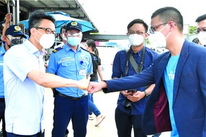 政府副總理武德膽與企業交談。