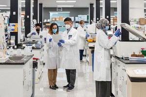 美國Arcturus Therapeutics 科學家們在試驗室研發新冠疫苗。