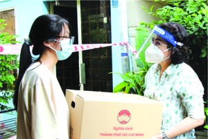 市越南祖國陣線委員會主席蘇氏碧珠到訪第五郡14個受疫情影響的勞動者家庭並贈送援助品。