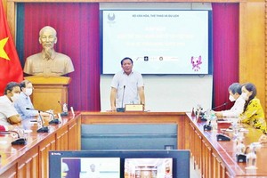 文體與旅遊部長阮文雄在會上發言。