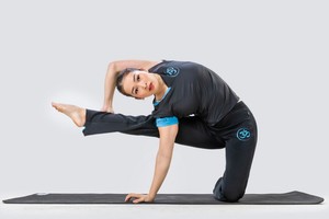 一名學員正在練習瑜伽。