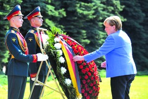 德總理默克爾向莫斯科無名烈士墓敬獻花圈。