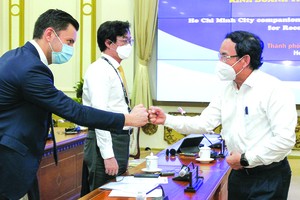 市委書記阮文年與外企代表交談。