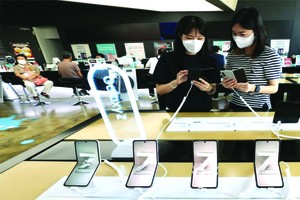 　　工作人員體驗三星電子新款手 機“Galaxy Z Fold3”和“Galaxy Z Flip3”。