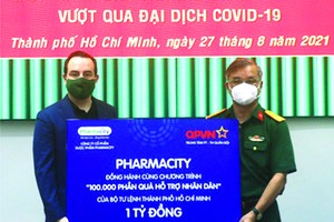 市司令部昨(27)日上午舉行Pharmacity藥品股份公司輔助10億元交接儀式