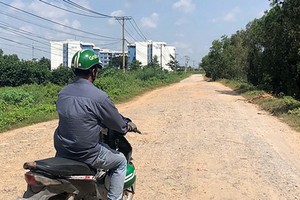 位於平政縣永祿B鄉的一個新居民區已經投入使用很長時間， 但通往該居民區的街道仍未獲投建完善。