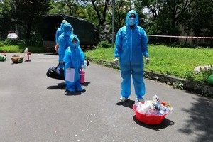 新冠肺炎病童隨著家人到醫院接受隔離治療。