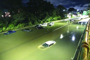 紐約一條主要道路上的車輛被積水淹沒。