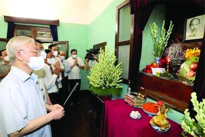 值八月革命與“九‧二”國慶節76週年紀念，黨中央總書記阮富仲於本月２日前往主席府的胡志明主席遺跡區的67號住房上香緬懷胡志明主席