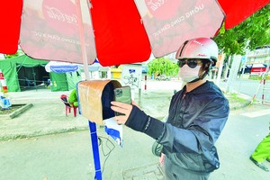 昨(3)日，市公安廳分別在阮廌街與八月革命街交岔路的扶董六岔路口與第三郡公安派出所門前八月革命街路段試行設立“內地流動”健康申報軟件的QR碼自動掃描攝像頭。