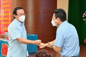 市委書記阮文年動員第七郡繼續做好防抗疫情工作。