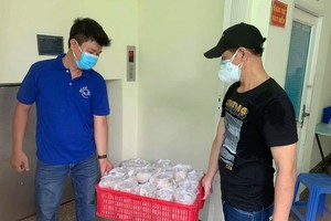 “越南微笑”志願組成員運送贈給勞工的免費膳食。